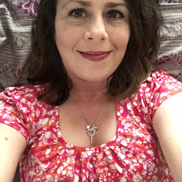 Meet your Posher, Jennifer - Picture 1 of 4